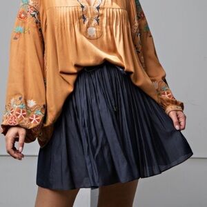 Easel Silky Pleated Elastic Wait Mini Skirt size S